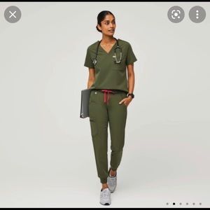 Figs dark olive 2 piece set size small